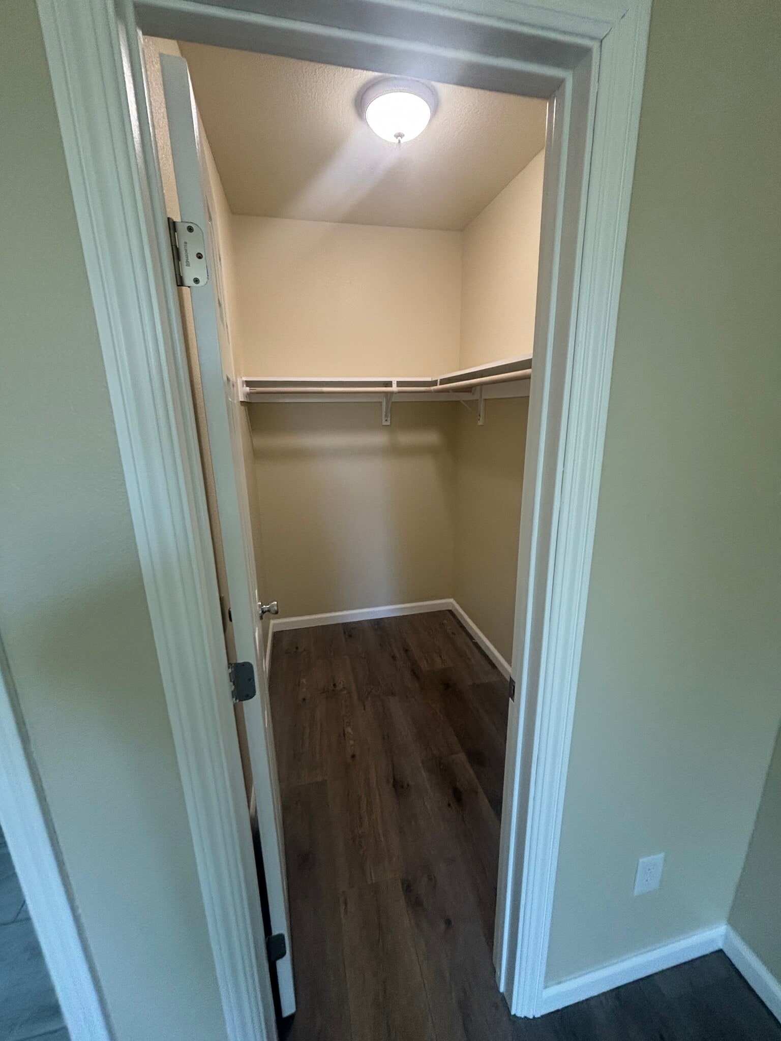 Walk-in closet - 1243 Hawaii Pl