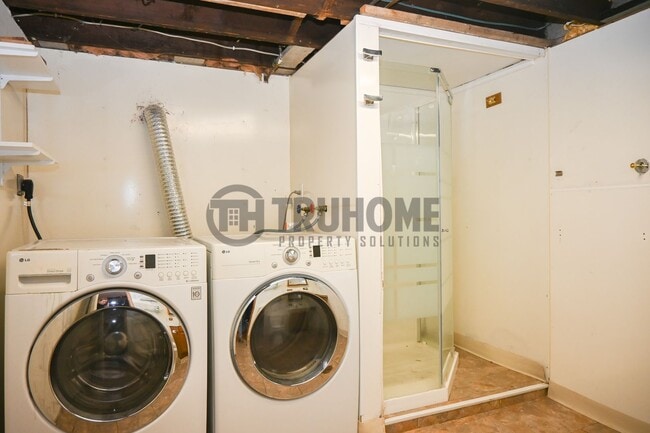 Building Photo - Large 3 Bedroom 2 Bath House w/Fenced in Yard and 2 Stall Garage!