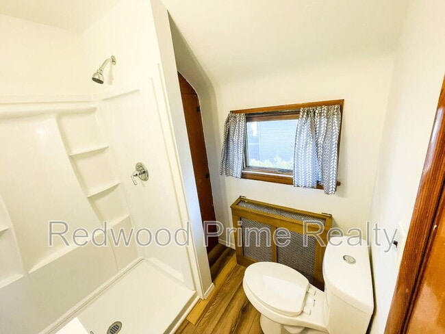 Building Photo - 551 Linden Ave