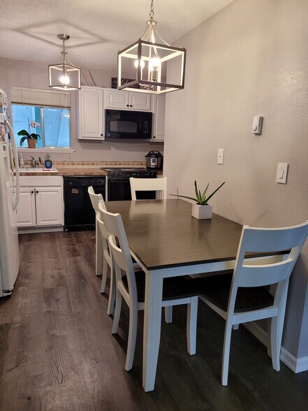 Kitchen - 107 Schafer St