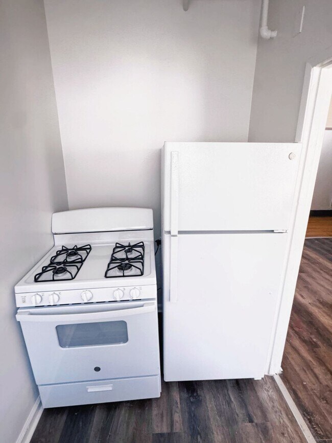 Building Photo - 1318 S Pacific Ave