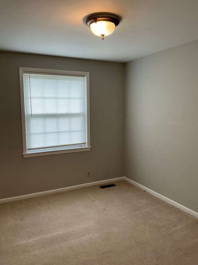Building Photo - 2802 Thrush Dr
