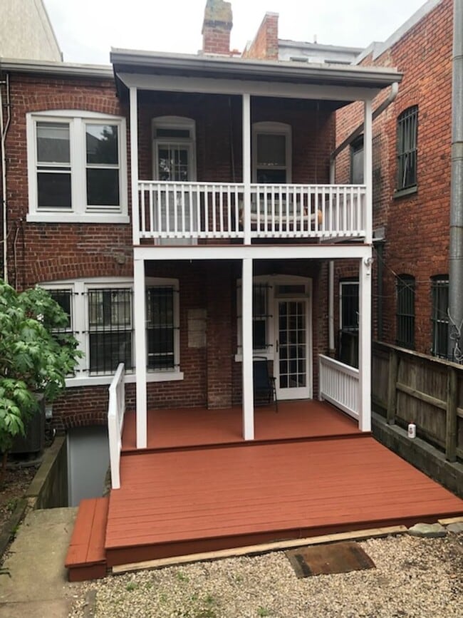 Building Photo - 2 Bedroom/3 level Townhome in Adams Morgan!