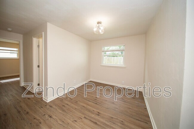 Building Photo - 1733 Parkview Ave