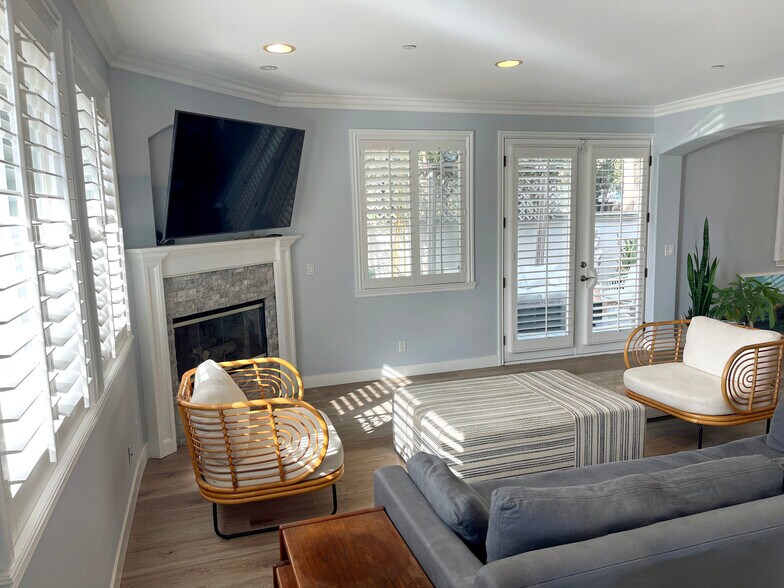 Spacious Living Room - 2111 Nelson Ave