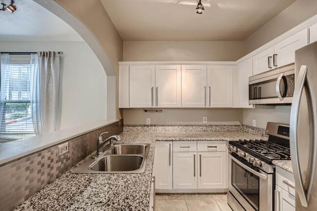 Building Photo - HIGHLY DESIRABLE UPGRADED ONE BEDROOM COND...