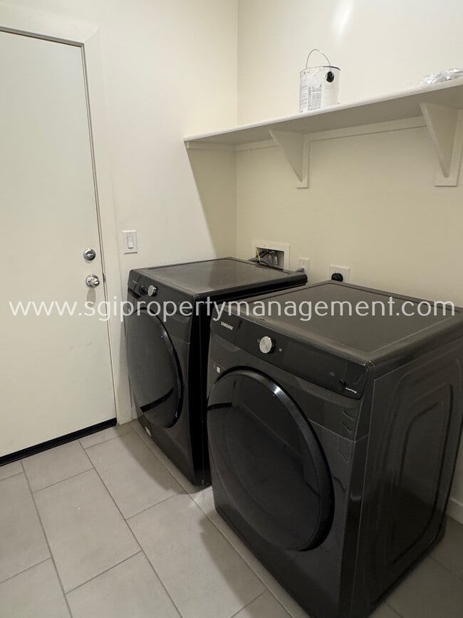 Building Photo - 724 E Ruby Dr