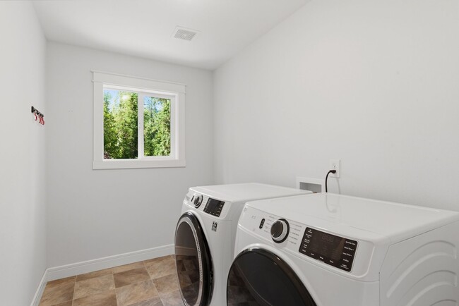 Building Photo - 8645 Evergreen Dr NE