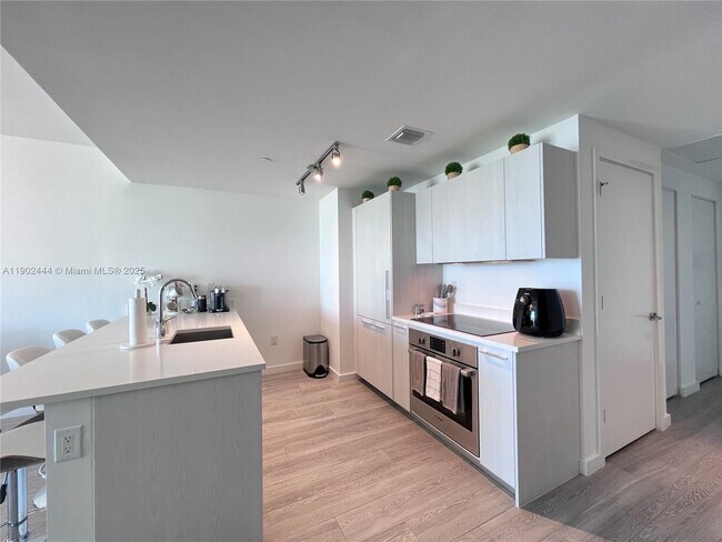 Building Photo - 501 NE 31st St