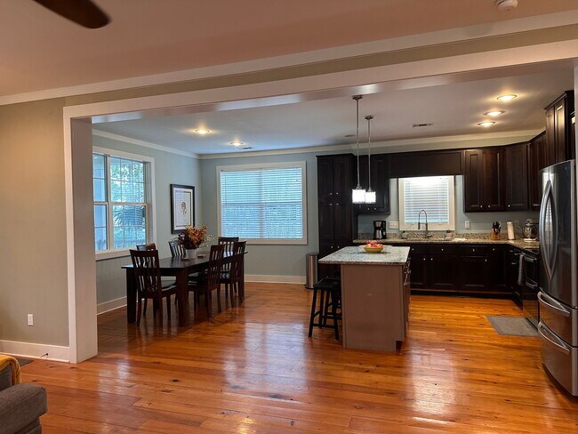 Building Photo - "Charming 4-Bedroom Retreat near beach acc...