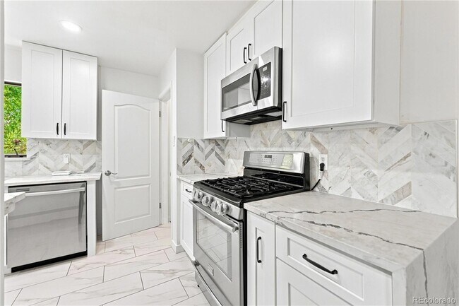 Building Photo - 1631 Xanthia St
