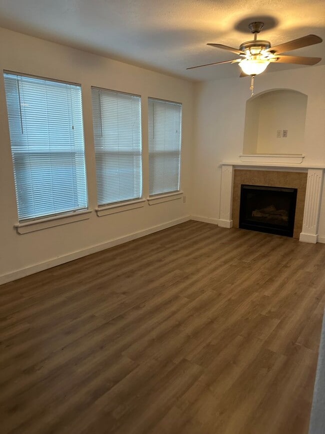 Building Photo - Cute 3 bedroom, 2 bath townhome with Community Pool in Boise