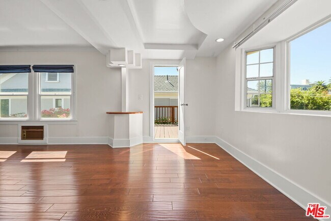 Building Photo - 975 Westchester Pl