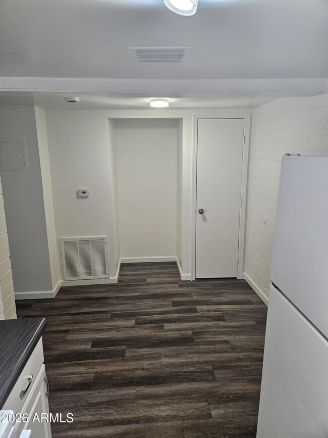 Building Photo - 521 E Bethany Home Rd