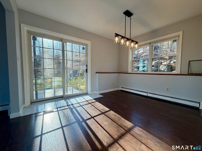 Building Photo - 154 E Main St