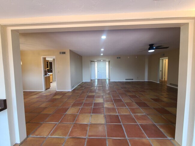 Building Photo - Beautiful 3bedroom 2 bathroom