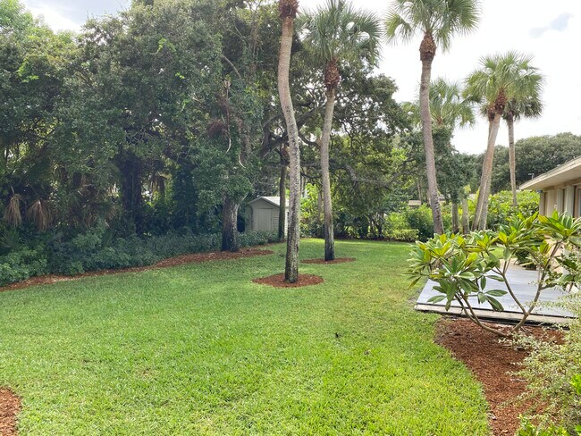 Building Photo - 956 Tulip Ln