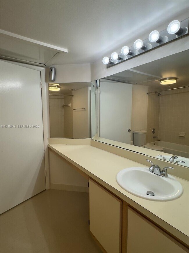 Building Photo - 2851 N Oakland Forest Dr