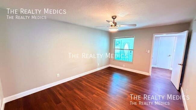 Building Photo - 3640 S St Lucie Dr