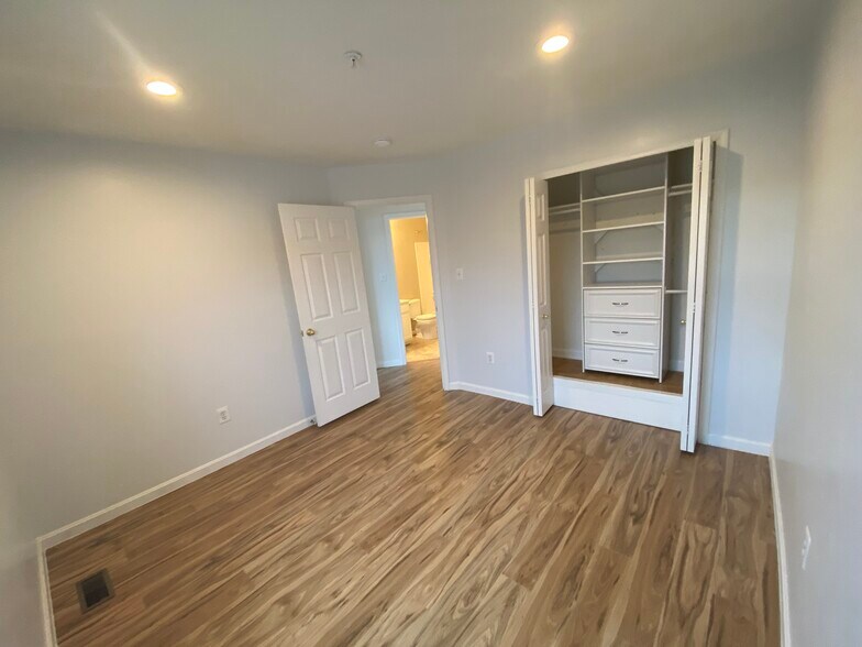 Building Photo - 5830 Shady Oak Ln