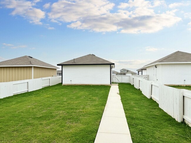 Building Photo - 424 Hortus Dr