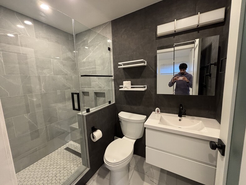 Building Photo - 6999 Darnoch Way