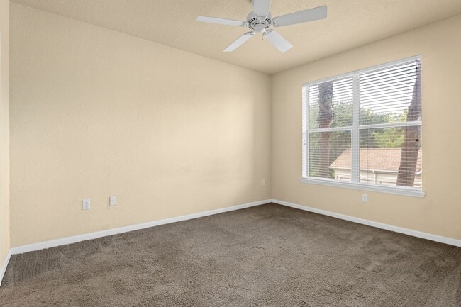 Building Photo - Gated Community!