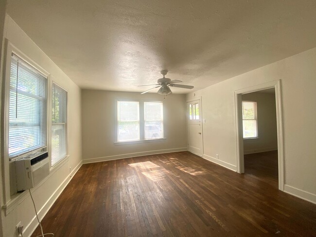 Building Photo - 4 Bedroom in Hyde Park!  Prelease for Augu...