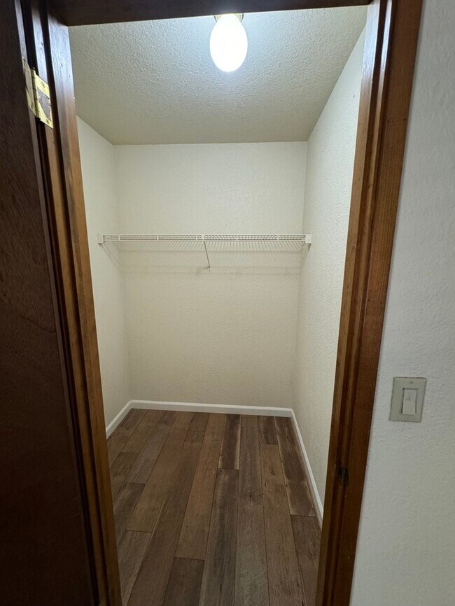 Building Photo - Beautifully spacious 3 bedroom 2 bath home...
