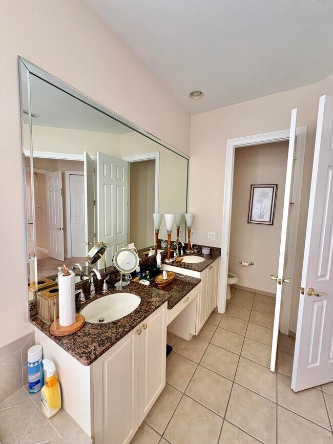 Building Photo - 3558 Collonade Dr