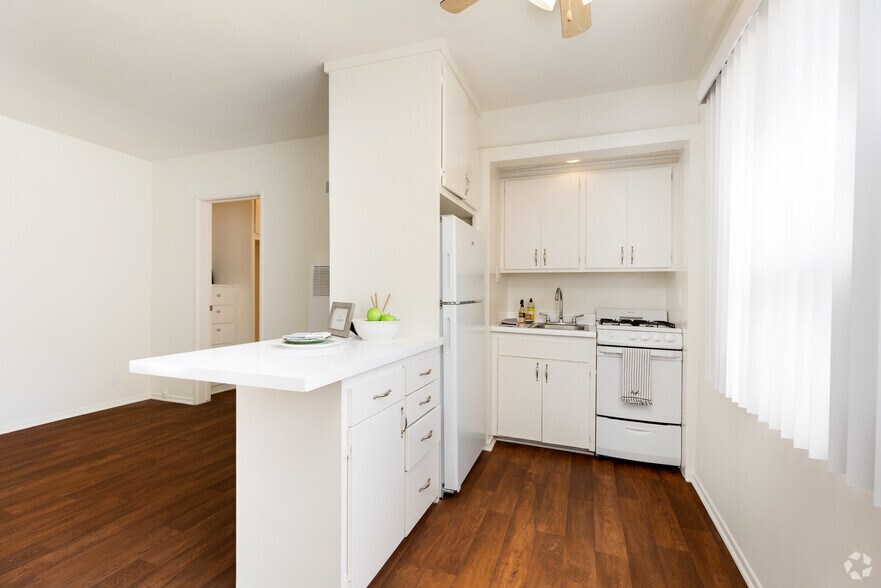 Strathmore Veteran 11070 Strathmore Dr Los Angeles CA 90024