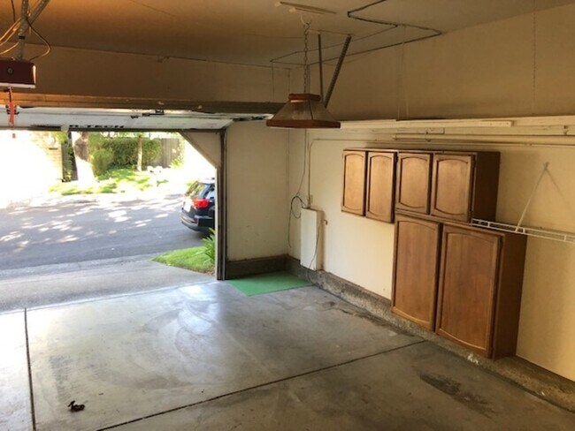 Building Photo - 1304 Foothill Dr