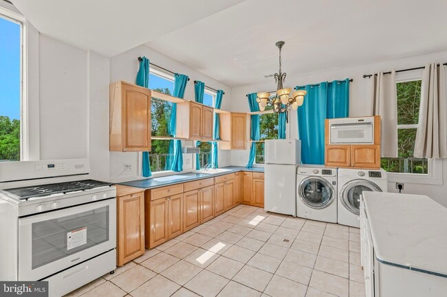 Building Photo - 856 Spriggs Rd