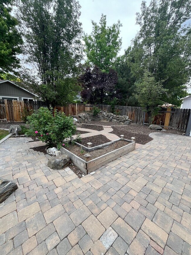Building Photo - Well-maintained 3-bedroom, 2-bath home