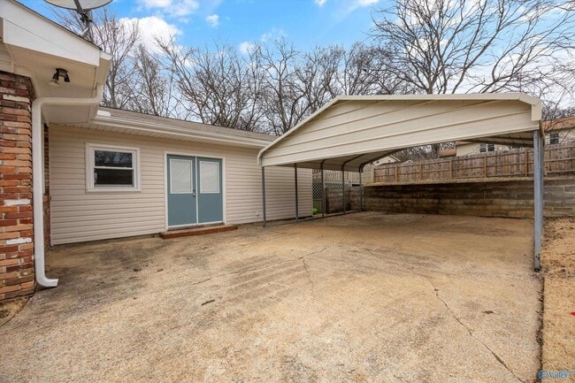 Building Photo - 329 Pawnee Trail SE
