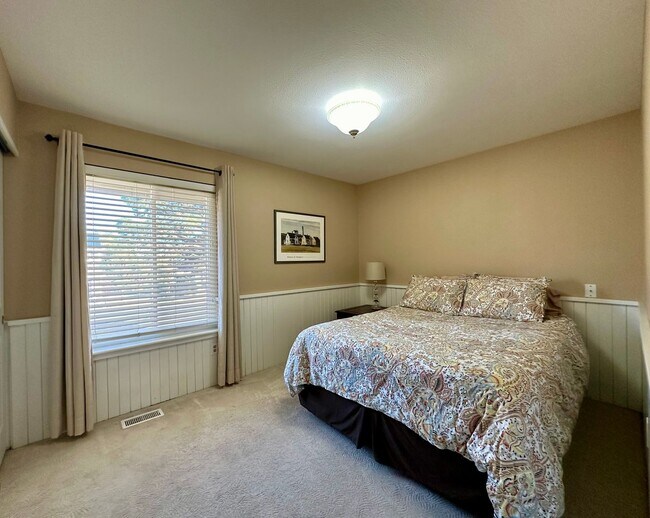 Building Photo - Fully Furnished 4 bedroom 2 bath home is Englewood Available NOW!!