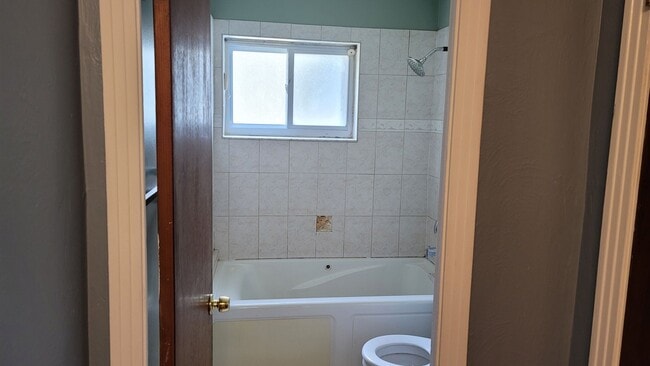 Building Photo - 4 Bedroom, 2 bath in Orlando. Fenced in ya...