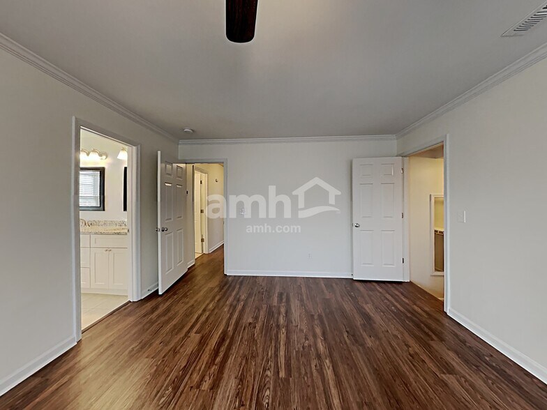 Building Photo - 925 Alba Rose Ave