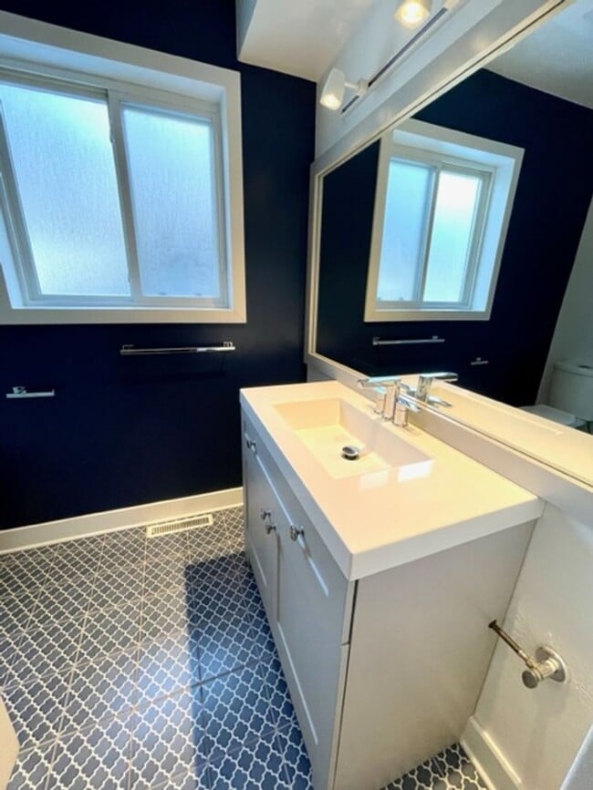 Building Photo - Wonderful Single Level Updated home with A/C!