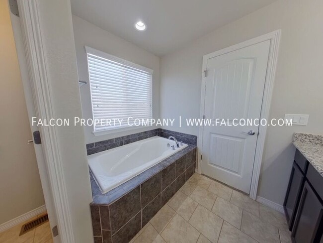 Building Photo - 12004 Eagle Crest Ct