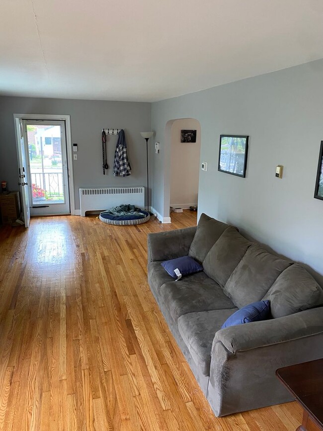 Building Photo - Beautiful 3 Bedroom House with Large Fence...