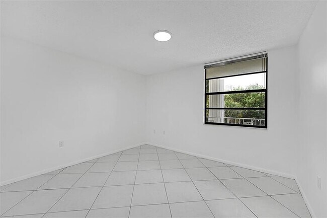 Building Photo - 1703 Whitehall Dr