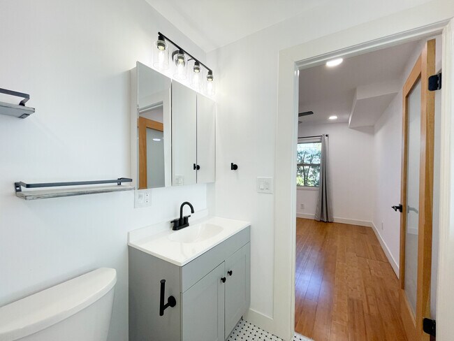 Building Photo - 958 Camulos St