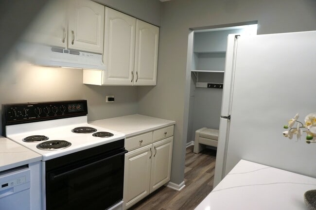 Building Photo - 2650 Brookwood Way Dr