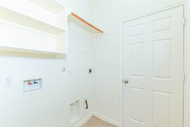 Building Photo - 2201 Signal Hill Dr