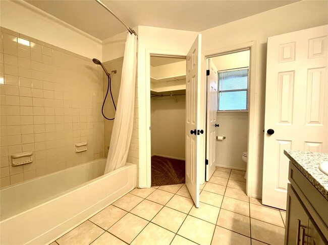 Building Photo - 703 Twin Oak Trail