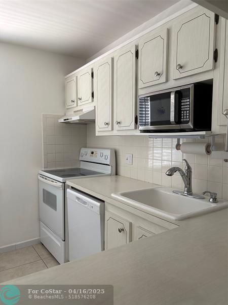 Building Photo - 1055 Country Club Dr