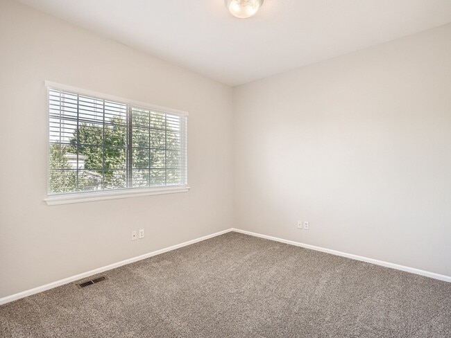 Building Photo - Newly Remodeled Home in the Broadlands!  4...