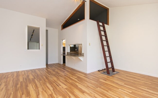 Building Photo - 2 Bedroom, 2 Bath Bristol Cove Condo