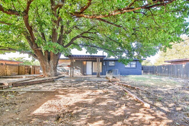 Building Photo - Charming 3 Bedroom, 1 bathroom in Central Lubbock